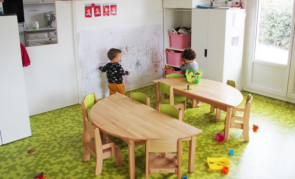 Chacun s'exprime à sa manière dans la micro crèche .